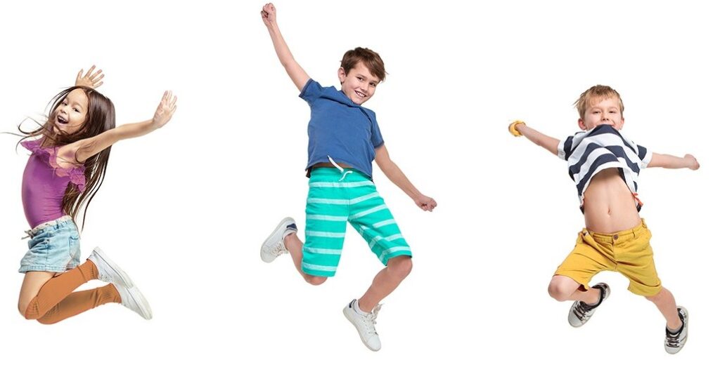 drei fröhlich springende Kinder